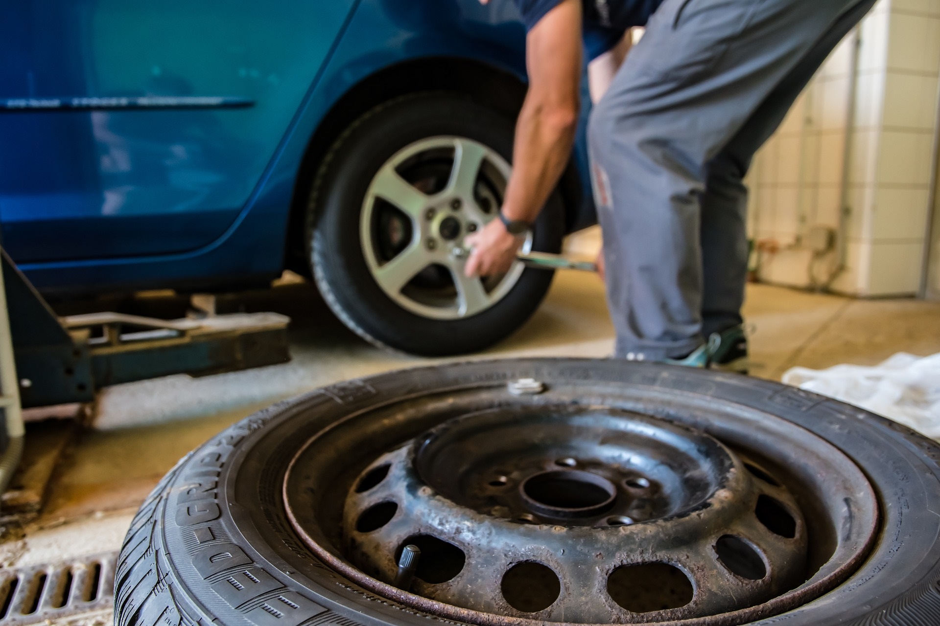 revision de ruedas en el mantenimiento preventivo del coche