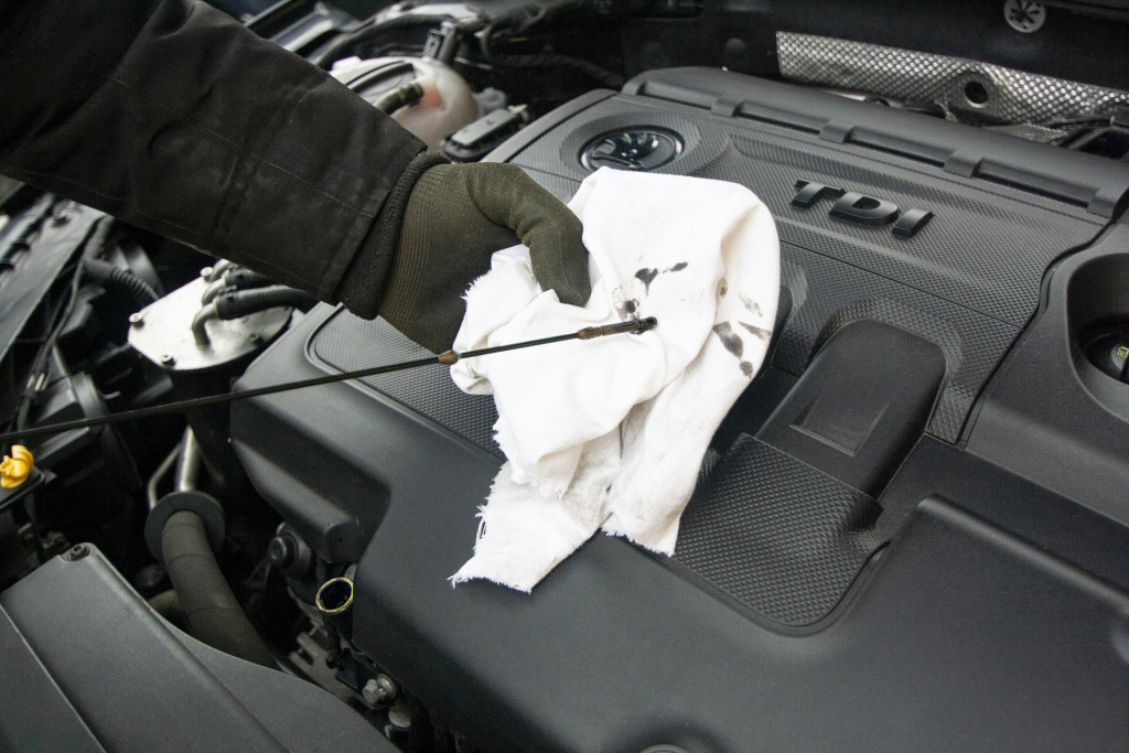 revisar el aceite de motor del coche